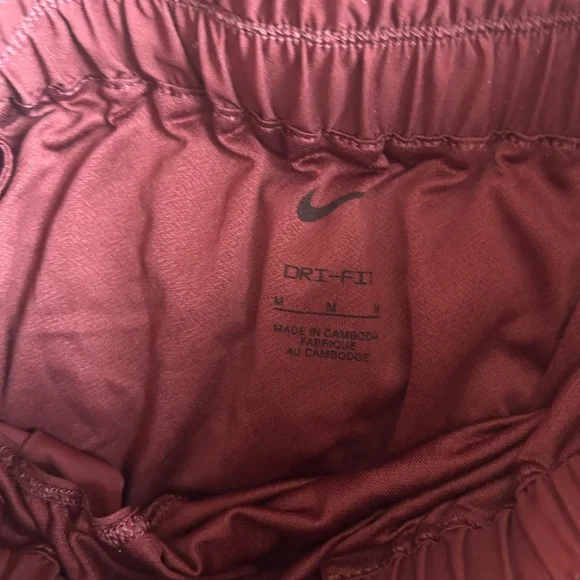 Nike Dri-FIT One Ultra High-Waisted Shorts | Dark Team Red - Picture 4 of 4